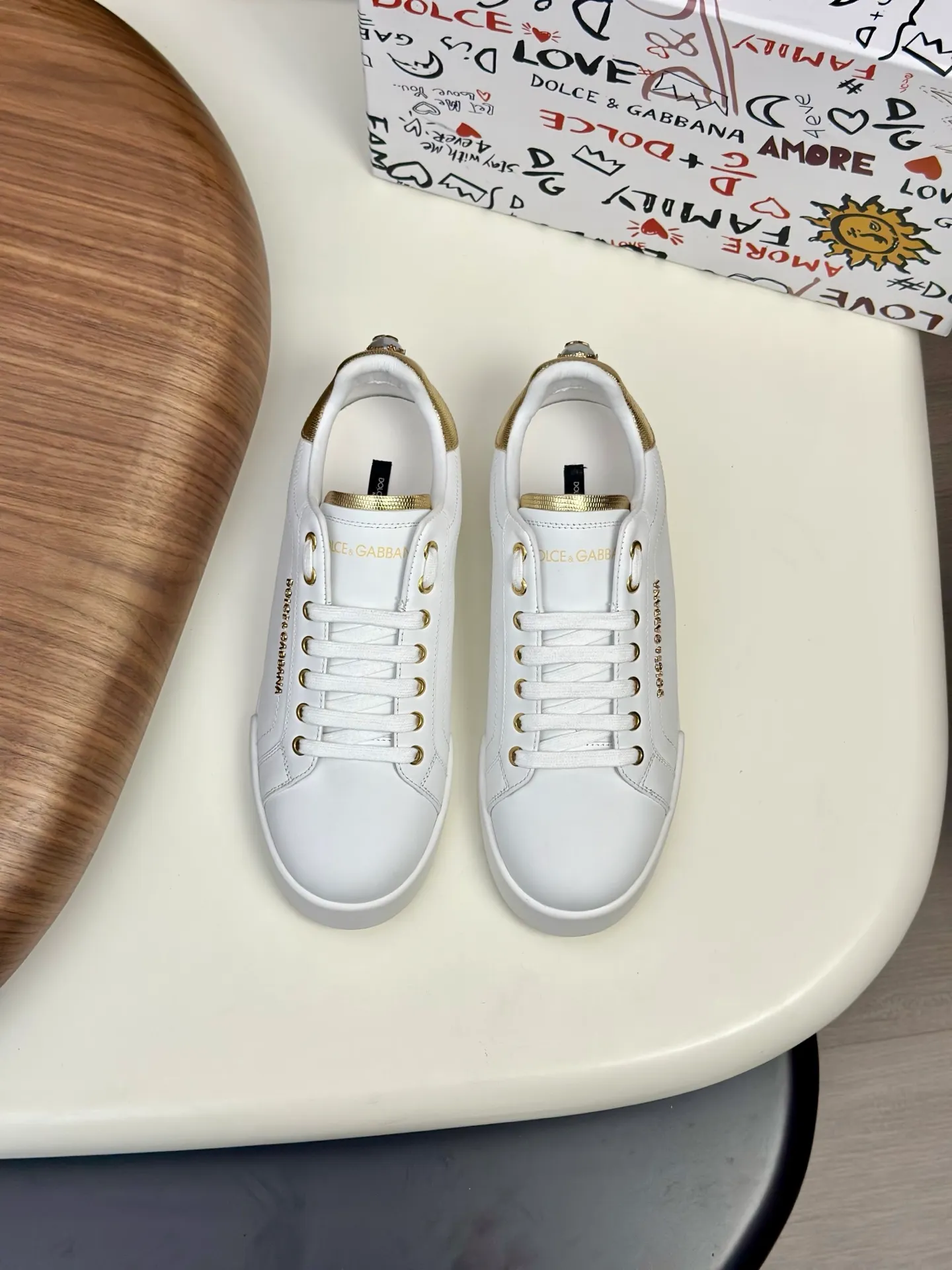 New product 💰800 DG Dolce & Gabbana men's shoes 💰ortofino calfskin sneakers ♞size; 39~44 (customized 38.45.46) Iconic men's shoes 💰ortofino series of sneakers, classic and timeless style, now presented with fashionable details. The calfskin engraved DG logo is a subtle finishing touch. Men's shoes💰ortofino calfskin sneakers: